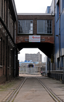 808455 Gezicht op het poortje tussen de beide gebouwen van de voormalige wagenmakerij van de Nederlandse Spoorwegen (2e ...